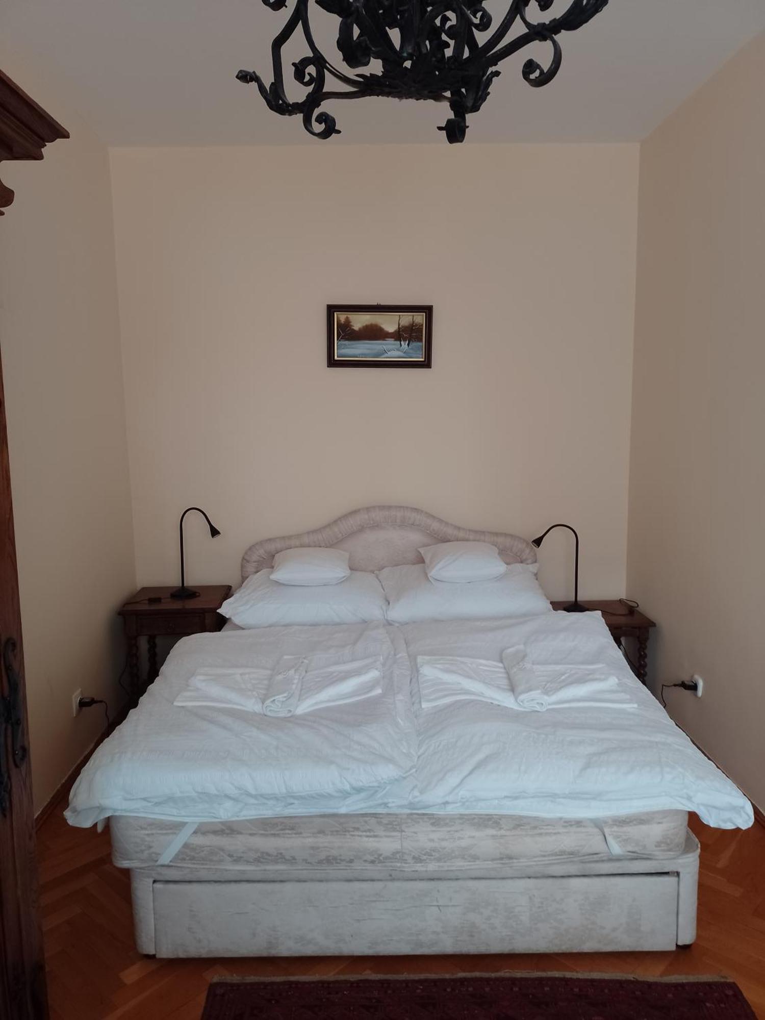 Belvarosi Classic Apartman 85 Square Meters Сомбатхей Экстерьер фото
