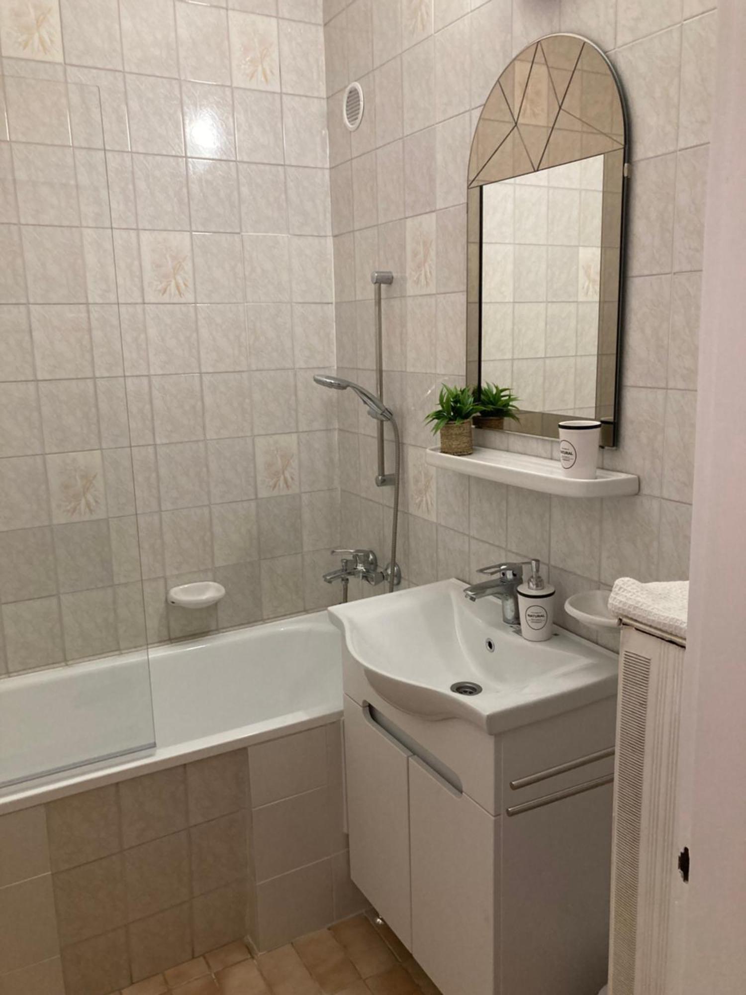 Belvarosi Classic Apartman 85 Square Meters Сомбатхей Экстерьер фото