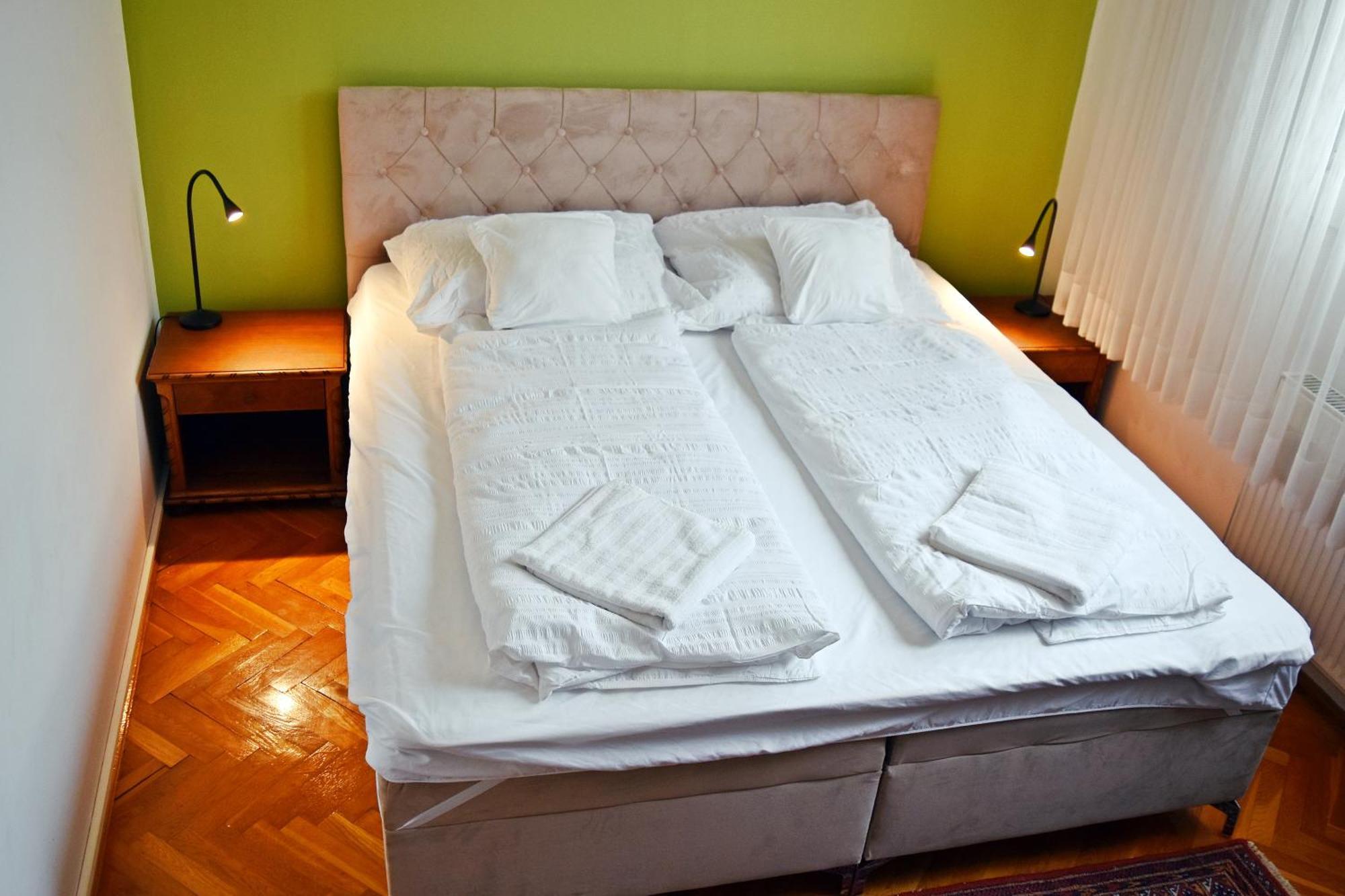 Belvarosi Classic Apartman 85 Square Meters Сомбатхей Экстерьер фото