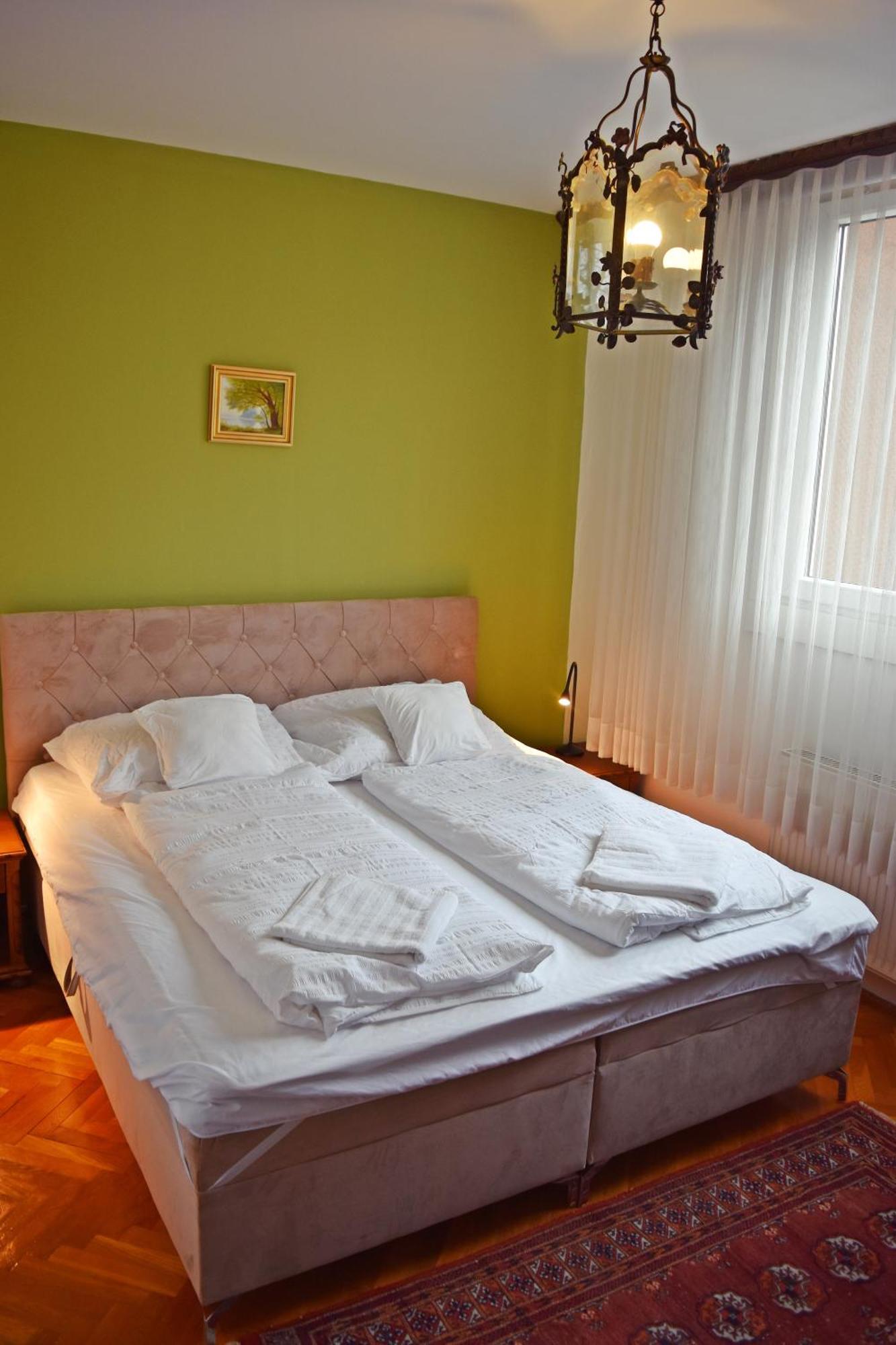Belvarosi Classic Apartman 85 Square Meters Сомбатхей Экстерьер фото