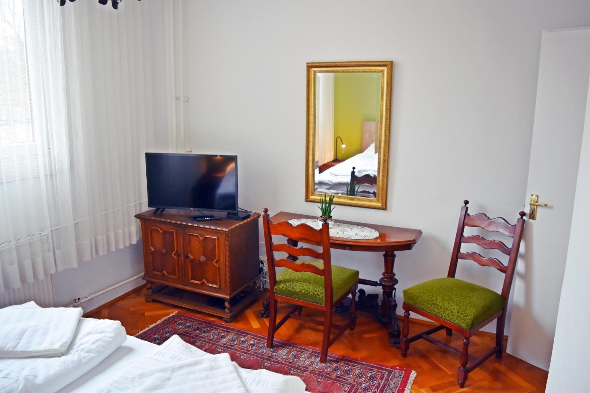 Belvarosi Classic Apartman 85 Square Meters Сомбатхей Экстерьер фото