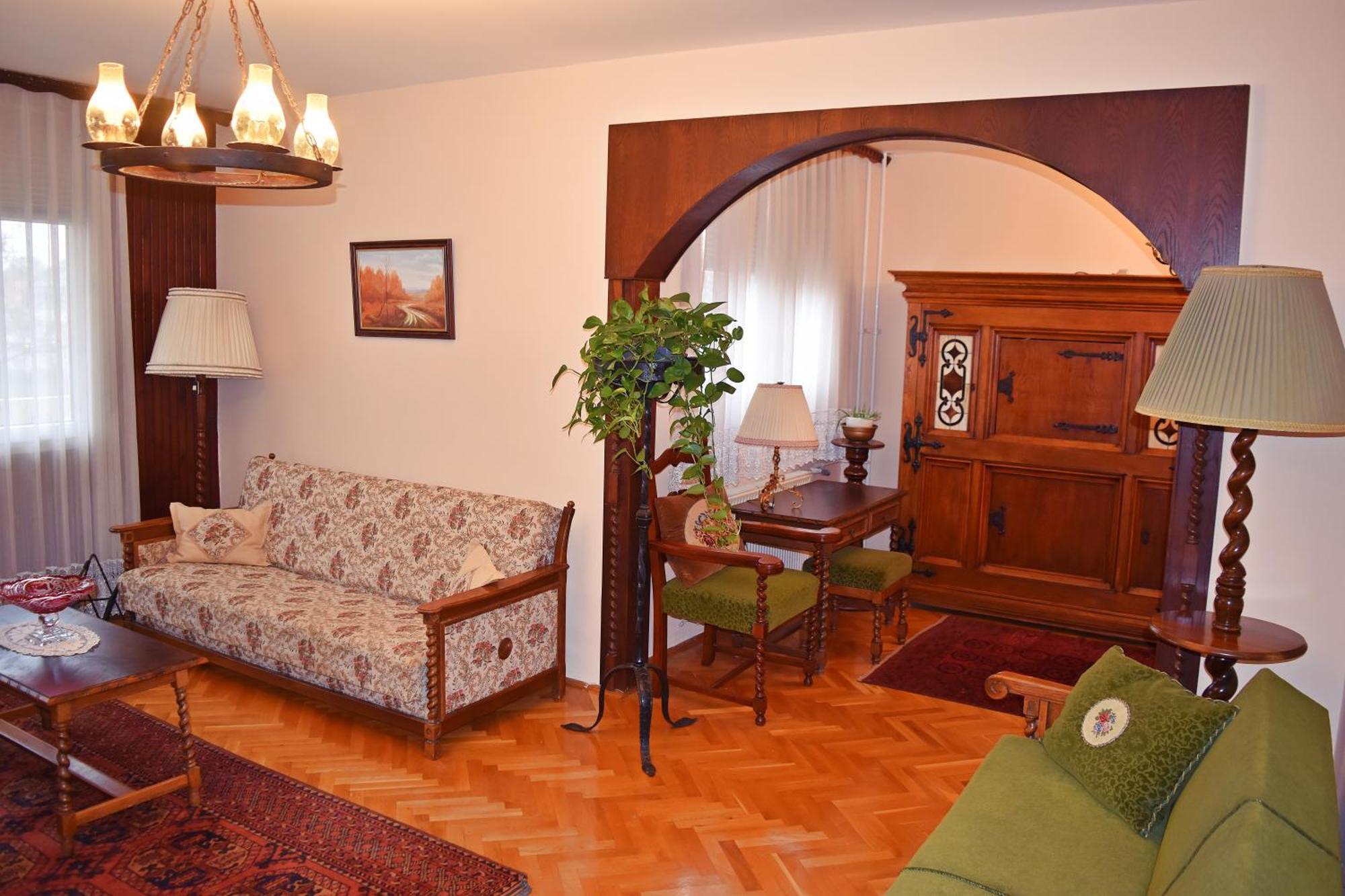 Belvarosi Classic Apartman 85 Square Meters Сомбатхей Экстерьер фото