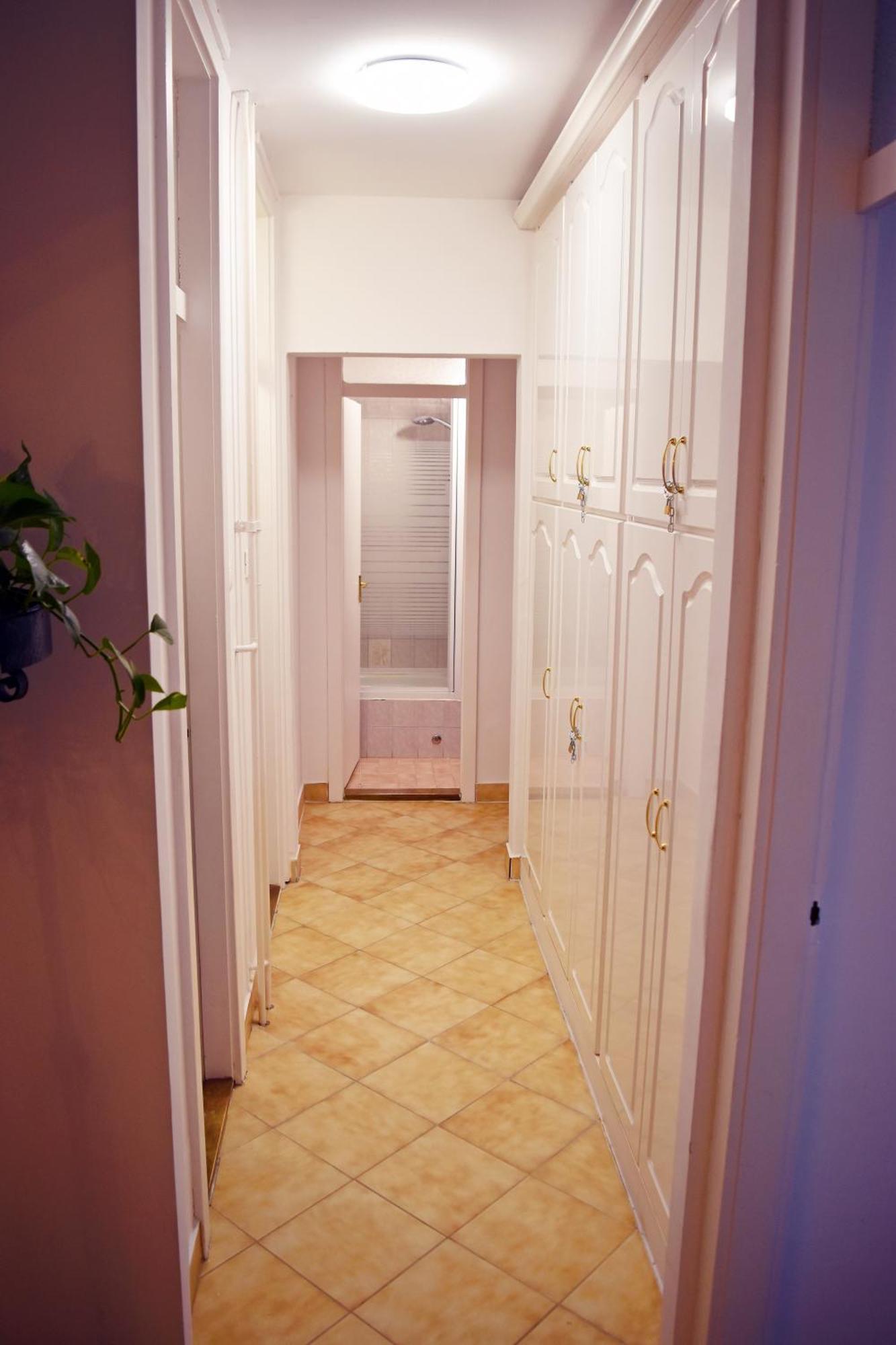 Belvarosi Classic Apartman 85 Square Meters Сомбатхей Экстерьер фото