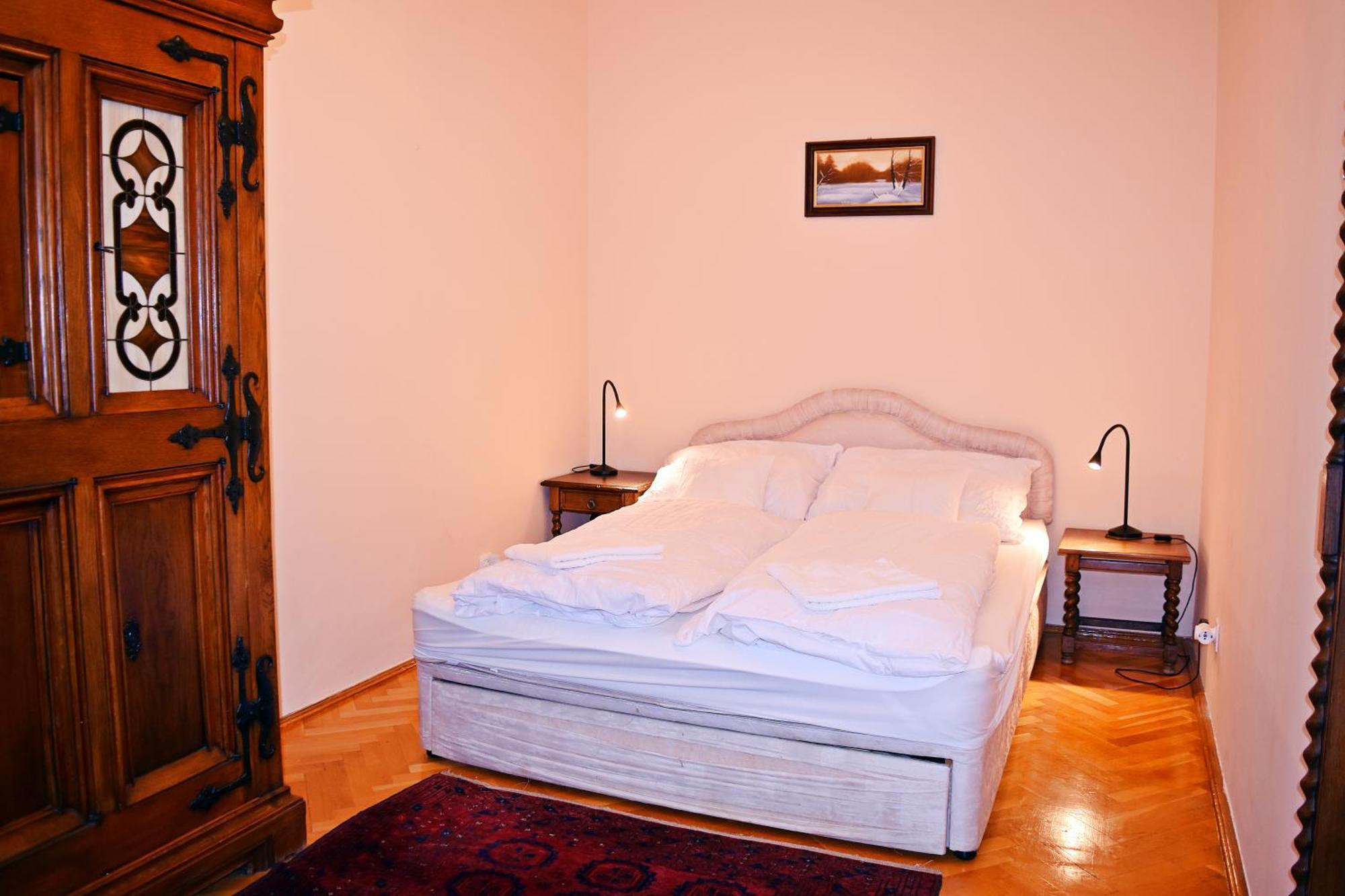Belvarosi Classic Apartman 85 Square Meters Сомбатхей Экстерьер фото