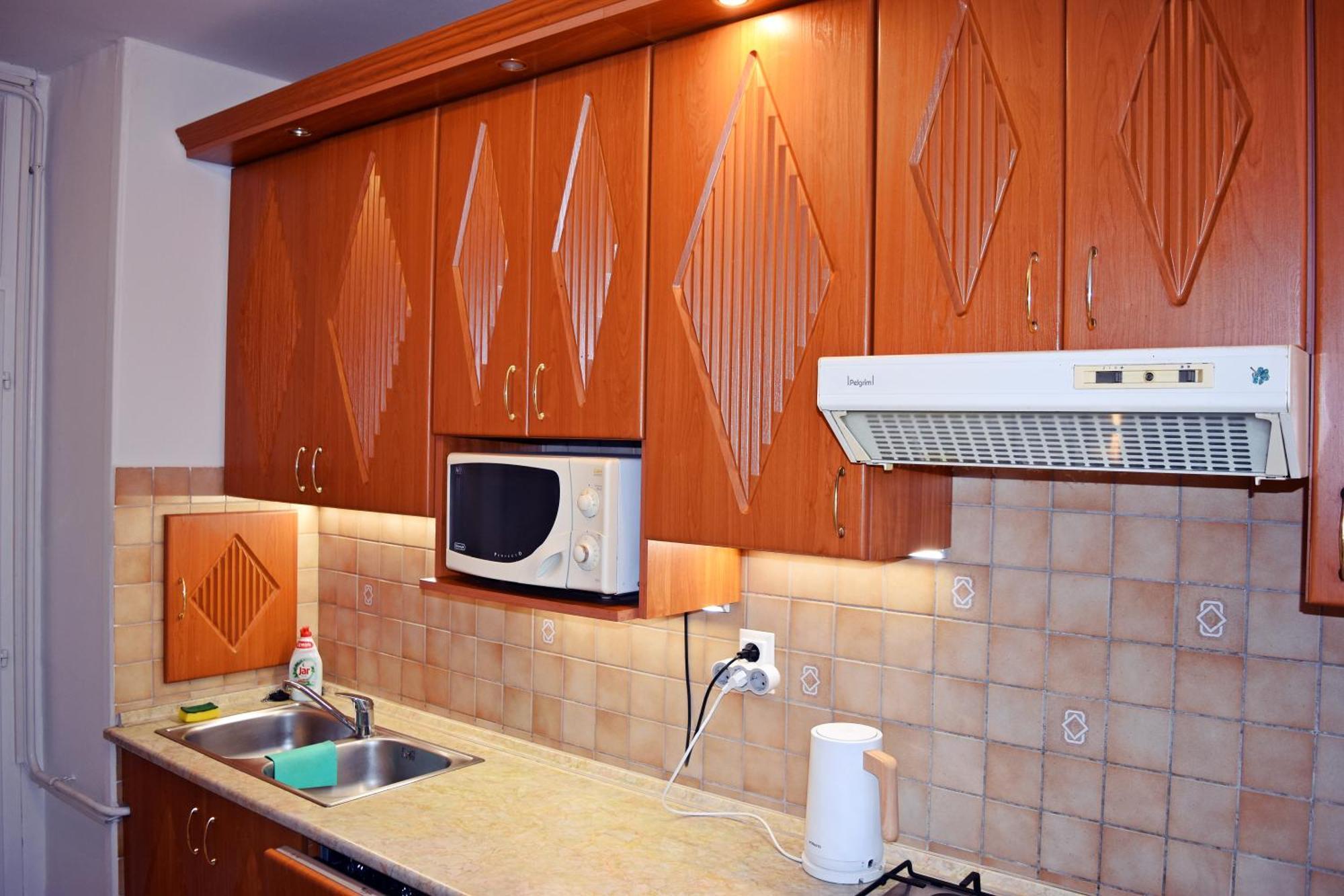 Belvarosi Classic Apartman 85 Square Meters Сомбатхей Экстерьер фото